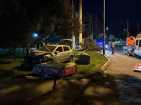 Otomobil parka daldı, ortalık savaş alanına döndü
