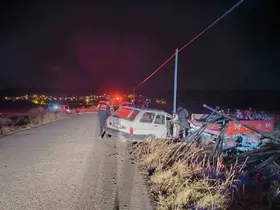 Otomobil su borusu yüklü traktör römorkuna çarptı: 2 yaralı

