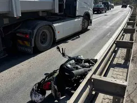Otomobil sürücüsü motosiklete çarpıp kaçtı; 1 yaralı
