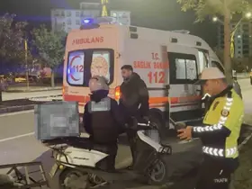 Otomobil sürücüsü motosiklete çarpıp kaçtı

