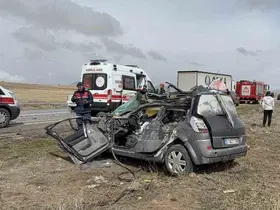 Otomobil tıra arkadan çarptı: 1 ölü, 3 yaralı
