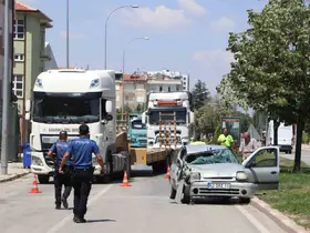 Otomobil tıra arkadan çarptı: 1’i ağır 3 yaralı
