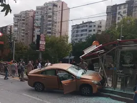 Otomobil tramvay durağına girdi, bekleyenler kıl payı kurtuldu
