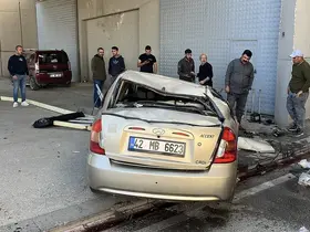 Otomobil üst geçitten yola düştü:: 2 yaralı