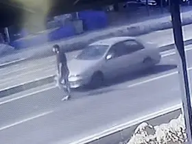 Otomobil yayaya çarptı, kaza anı kameraya yansıdı
