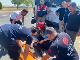 Otomobil yolcu minibüsüne arkadan çarptı: 12 yaralı
