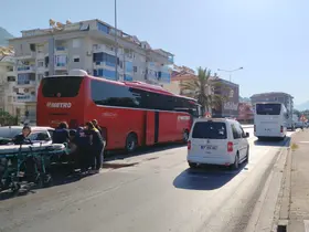 Otomobil yolcu otobüsüne çarptı: 1 yaralı
