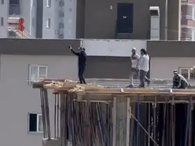 Otomobilden müzik sesi duyan işçiler 10. katta halay çekti
