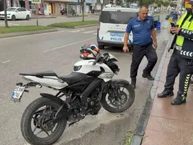 Otomobile çarpan motosiklet sürücüsü yaralandı
