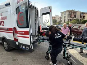 Otomobile çarpmamak için manevra yapınca bisikletten düştü
