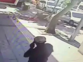 Otomobilin açılan kapısına çarpan motosikletli yaralandı
