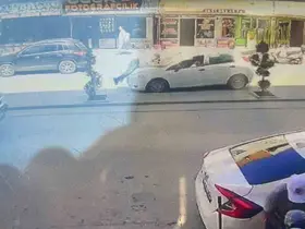 Otomobilin çarptığı yayanın 10 metre savrulduğu anlar kameraya yansıdı
