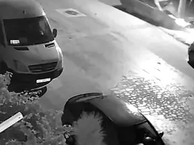 Otomobilin elektrik direğine çarptığı anlar güvenlik kamerasında
