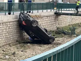 Otomobilin kanala uçtuğu kaza anı kamerada
