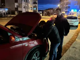 Otomobilin motoruna sıkışan kedi için seferber oldular
