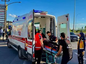Otomobilin tur otobüsüne çarptığı kazada faciadan dönüldü
