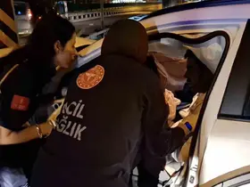 Otomobiliyle direğe çarpan sürücünün can pazarı
