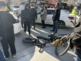 Otomobille çarpışan elektrikli bisiklet sürücüsü yaralandı
