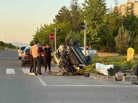 Otomobille çarpışan hafif ticari araç hurdaya döndü: 4 yaralı
