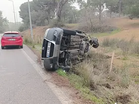 Otomobille çarpışan hafif ticari araç yan yattı: 2 yaralı
