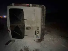 Otomobille çarpışan minibüs şarampole takla attı: 2 yaralı
