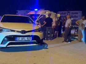 Otomobille çarpışan motosiklet kontrolden çıkınca yol kenarındaki çocuğa çarptı

