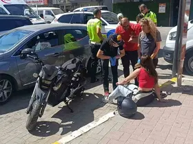 Otomobille çarpışan motosiklet sürücüsü genç kız kafasındaki kask sayesinde kazayı hafif atlattı
