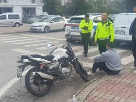 Otomobille çarpışan motosikletli tedaviyi kabul etmedi
