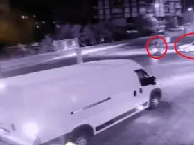 Otomobille çarpışan motosikletlinin yola savrulduğu anlar kamerada
