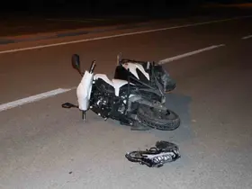 Otomobille çarpışan motosikletteki 2 kişi yaralandı