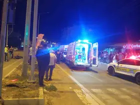 Otomobille çarpışan motosikletteki 2 kişi yaralandı