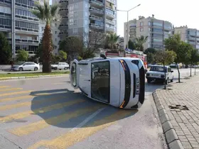 Otomobille çarpışan ticari araç yan yattı: 1 yaralı
