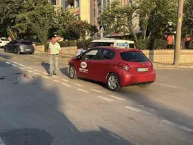 Otomobille çarpışıp savrulan motosiklet başka bir araca çarptı: 2 yaralı
