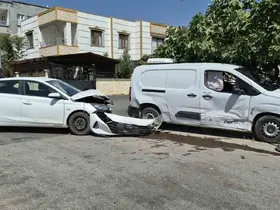 Otomobille hafif ticari araç çarpıştı
