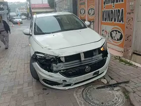 Otomobille motosikletin çarpışma anı kamerada: 1 yaralı
