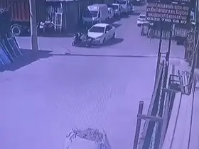 Otomobille motosikletin çarpıştığı kaza anı kameraya yansıdı: 1 yaralı
