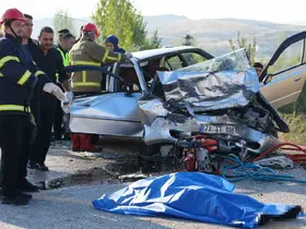 Otomobiller kafa kafaya çarpıştı: Sürücüler hayatını kaybetti
