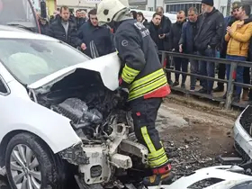 Otomobillerin çarpışmasıyla 3'ü ağır 5 kişi yaralandı