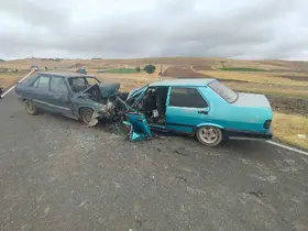 Otomobillerin kafa kafaya çarpıştığı kazada 5 kişi yaralandı
