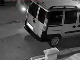 Otomobillerin lastiklerine zarar veren şahıs kameralara yakalandı
