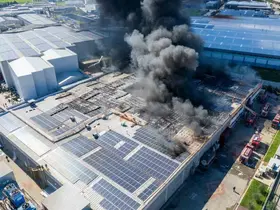 Oyuncak fabrikasındaki yangın dronla görüntülendi
