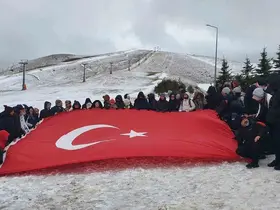 Özel eğitim öğrencileri Akdağ zirvesinde Türk bayrağı açtı
