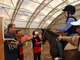 Özel özel ihtiyaç sahibi çocuklara atla terapi
