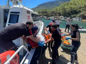 Özel teknede yaralanan vatandaş için tıbbi tahliye
