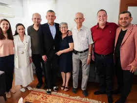 Özgür Özel’den Anneler Günü’nde duygu dolu ziyaret
