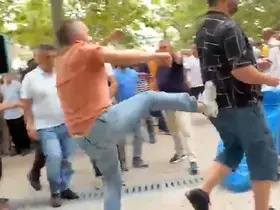 Özgür Özel’in cuma namazı çıkışında tekmeli arbede

