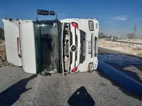 Pancar yüklü tır devrildi: 1 yaralı