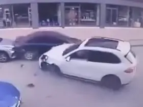 Panelvan ile çarpışan Porsche’nin tekeri koptu
