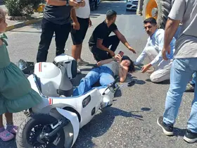 Panik fren yapan motosiklet sürücüsü 3 metre sürüklendi
