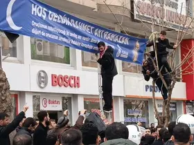 Pankart gerginliğinde 5 kişi gözaltına alındı